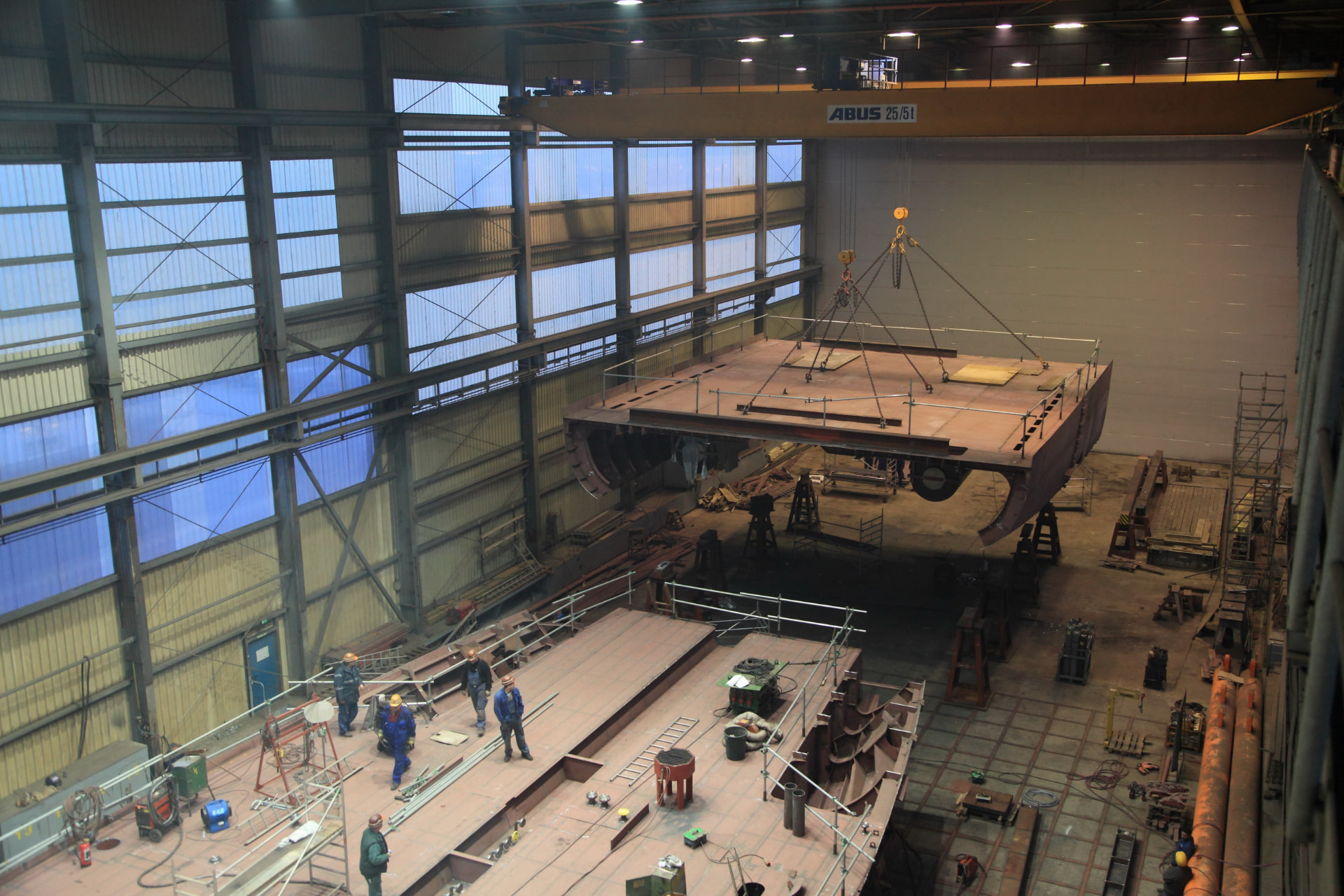 Superyacht hull section being lifted inside the Dörries building hall